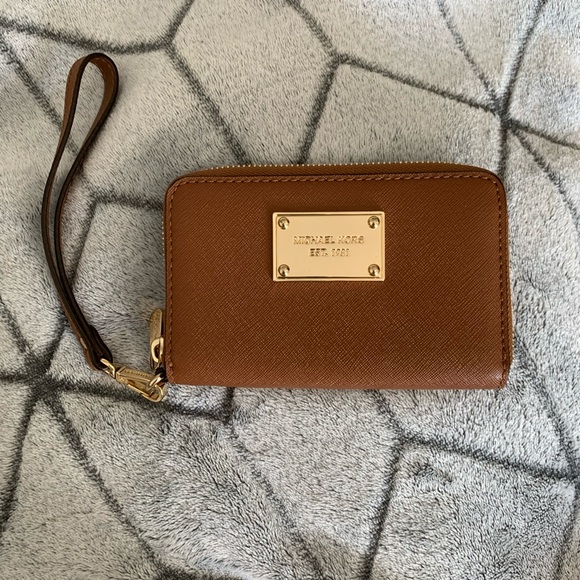 Michael Kors Handbags - NEW Michael Kors Wristlet